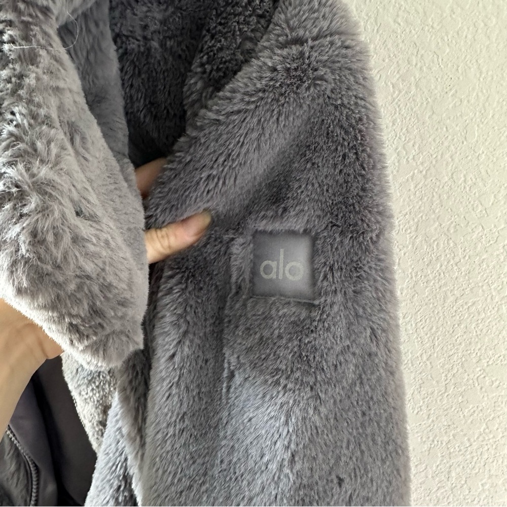 ALO YOGA FAUX FUR FOXY JACKET in FOG SZ S - Picture 10 of 11
